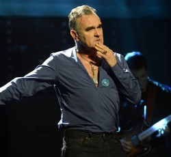 Ο Morrissey «χάνει τη φωνή του» και αποχωρεί από τη σκηνή (video) 