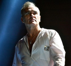 Ο Morrissey ακυρώνει συναυλία λόγω… κρύου 