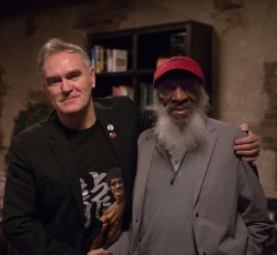 Ο Morrissey αφιερώνει στον stand up ακτιβιστή Dick Gregory… 