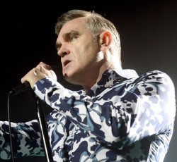 O Morrissey «περνάει τη μέρα του στο κρεβάτι»… 