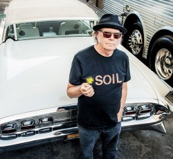 "Children Of Destiny": Νέο τραγούδι και video από τον Neil Young