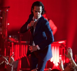 O Nick Cave καλεί κόσμο στη σκηνή για το "Stagger Lee" 