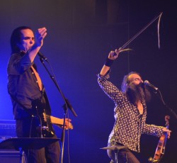 O Nick Cave και o Warren Ellis «ξαναδουλεύουν» κομμάτι από side project μελών των Unkle 
