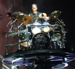 Άγνωστος παριστάνει τον ντράμερ των Nickelback και παραγγέλνει μουσικό εξοπλισμό αξίας 25.000 δολαρίων