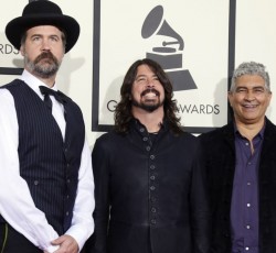 Οι εναπομείναντες Nirvana «ζωντανά» στη σκηνή  