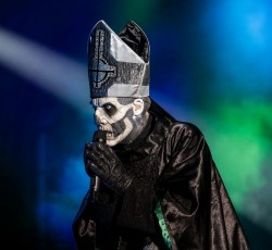 Papa Emeritus: «Η pop μουσική είναι πιο έντιμη από το metal» 