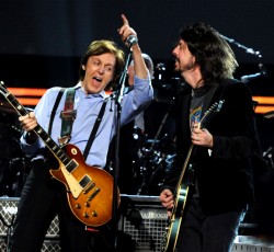 O Paul McCartney παίζει ντραμς για τους Foo Fighters 