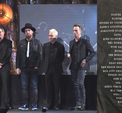 Rock & Roll Hall Of Fame 2017: Τί κοινό έχουν όλες οι μπάντες στο μπλουζάκι του μπασίστα των Pearl Jam; 