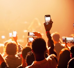 Μεγάλη έρευνα για τη χρήση κινητών τηλεφώνων κατά τη διάρκεια συναυλιών 