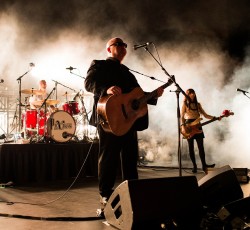 Η πυροσβεστική επεμβαίνει σε συναυλία των Pixies 