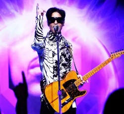 Prince: Υλικό από συναυλίες και videoclip κάνουν και πάλι την εμφάνισή τους στο YouTube 