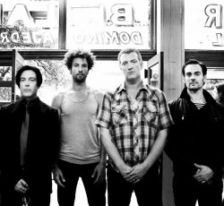 Μια vintage τηλεόραση προϊδεάζει το νέο άλμπουμ των Queens Οf Τhe Stone Age 