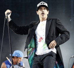 Οι Red Hot Chili Peppers διασκευάζουν Stooges