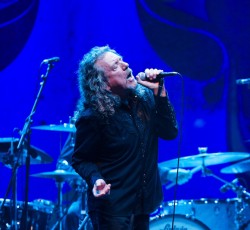 Ο Robert Plant παρουσιάζει το "Kashmir" με τη συνοδεία του Nigel Kennedy