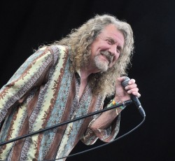 Robert Plant: «Δεν φοράω πλέον γυναικείες μπλούζες, αλλά εξακολουθεί να μου αρέσει η μουσική»