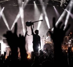 Ένας «ελαφροχέρης» σε συναυλία των Royal Blood 