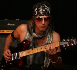 Ο Ryan Roxie έρχεται στη Θεσσαλονίκη για το νέο άλμπουμ των Crystal Tears 