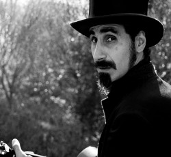 O Serj Tankian βάζει τις νότες και εσύ το τραγούδι 