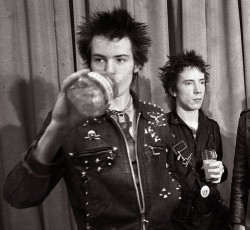 Κερδίστε διπλές προσκλήσεις για τα "Εδώ δεν υπάρχει άσυλο" και "The Filth and the Fury" στο Gimme Shelter Film Festival 