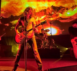 Ποιος απέτυχε να συμπεριλάβει το "Black Hole Sun" των Soundgarden σε ταινία του;