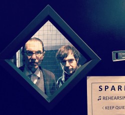 Sparks: Το ντουέτο που θαυμάζουν Morrissey, Sonic Youth, Jello Biafra σε νέες περιπέτειες!