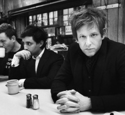 Νέο σκοτεινό video από τους Spoon 