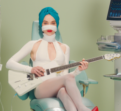 Η St. Vincent κάνει …πλαστική (video) 