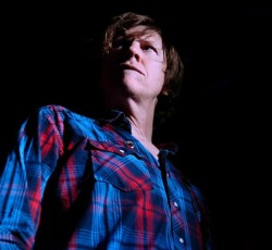 Τo νέο τραγούδι του Thurston Moore ζητά το «τέλος των όπλων» 