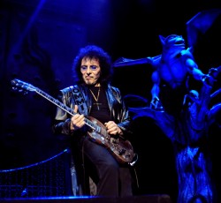 «Νέο υλικό και ακόμα μία συναυλία; Δεν το αποκλείω» 