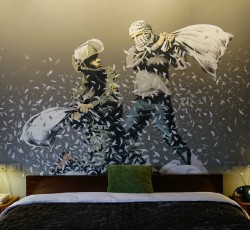 Ο Trent Reznor, o Flea και οι Massive Attack στο Walled Off Hotel του Bansky 