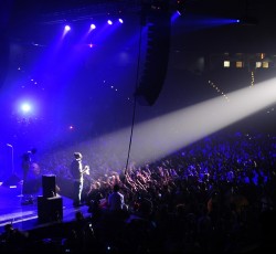 Πρόταση γάμου σε rock συναυλία καταλήγει σε… φιάσκο (video) 