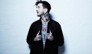 O τραγουδιστής των Of Mice & Men γράφει μουσική από το νοσοκομείο