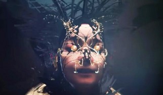 Η Bjork μεταμορφώνεται σε πλάσμα της αβύσσου (video)
