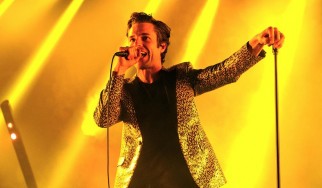 Οι Killers διασκευάζουν Morrissey και ανεβάζουν φωτογράφους στη σκηνή (video)