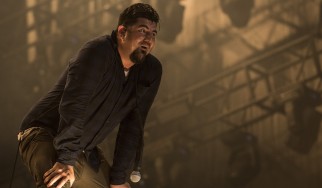 Ο Chino Moreno σπάει το πόδι του στη σκηνή! (video)