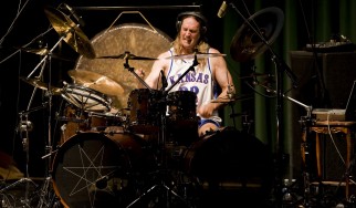 Ο ντράμερ των Tool, Danny Carey, «τζαμάρει» το "The Pot" με ταλαντούχα πιτσιρίκια (video)
