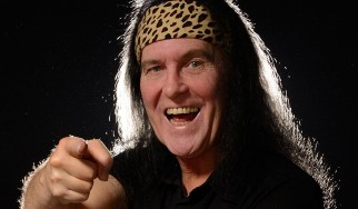 Ο πρώτος τραγουδιστής των AC/DC με τους Barbed Wire σε νέο EP (video)