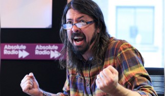 Dave Grohl: «Τα λεφτά μου πάνε κατευθείαν στην τράπεζα και μουχλιάζουν!»