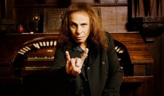 Χήρα Ronnie James Dio: «Γελοία και αηδιαστική» η προσπάθεια του Gene Simmons να κατοχυρώσει το devil horns