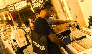 Και βιβλία, κόμιξ, ταινίες, αφίσες από το Discogs