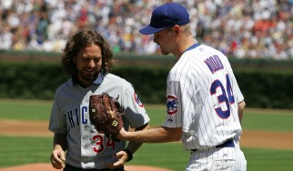 Ο Eddie Vedder τραγουδά για ομάδα baseball