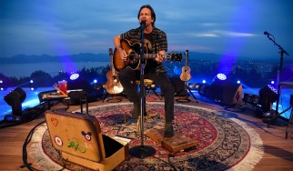 Ο Eddie Vedder παίζει με μουσικούς του δρόμου στο Σικάγο (video)