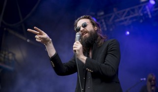 Τρία «κοινότυπα pop τραγούδια» από τον Father John Misty