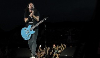 Οι Foo Fighters διασκευάζουν AC/DC με μια «μικρή βοήθεια» από τους Hives
