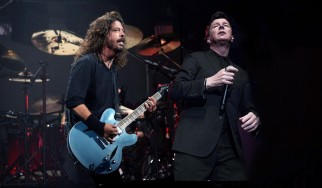 Foo Fighters, Rick Astley και... λίγο από "Smells Like Teen Spirit"