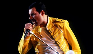 Ο Freddie Mercury στην «ουρά» αεροπλάνων