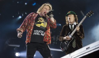 Ο Angus Young στη σκηνή των Guns N’ Roses