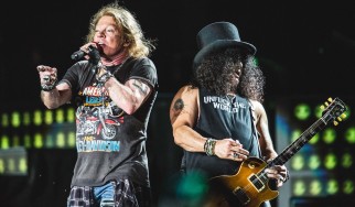 Οι Guns N' Roses παίζουν ζωντανά το "Black Hole Sun" (video)