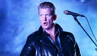 O Josh Homme ζητά συγγνώμη για την κλωτσιά σε φωτογράφο