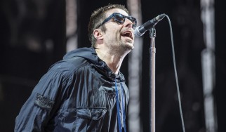 Liam Gallagher και Joe Perry στη σκηνή με τους Foo Fighters